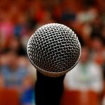 Microfono davanti a una folla