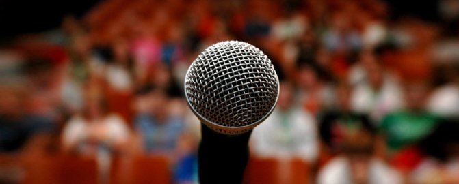 Microfono davanti a una folla