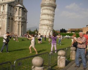 Turisti torre di pisa