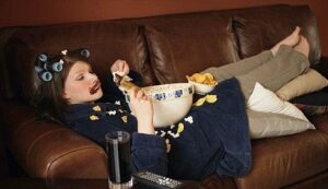 Persona negativa che sta sul divano